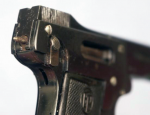 Пистолет Kolibri, виден сигнальный штифт свидетельствующий о постановке на боевой взвод