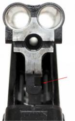В вырез, указанный стрелкой при запирании входит запирающая планка (защёлка)